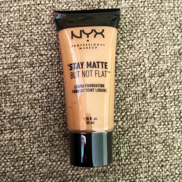 NYX Stay Matte But Not Flat Liquid Foundation - Picture 3 of 4